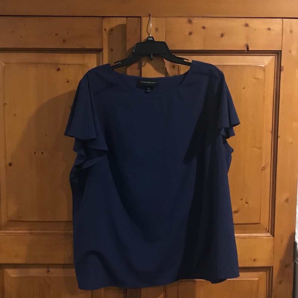 Blue scooped neck short sleeves top.